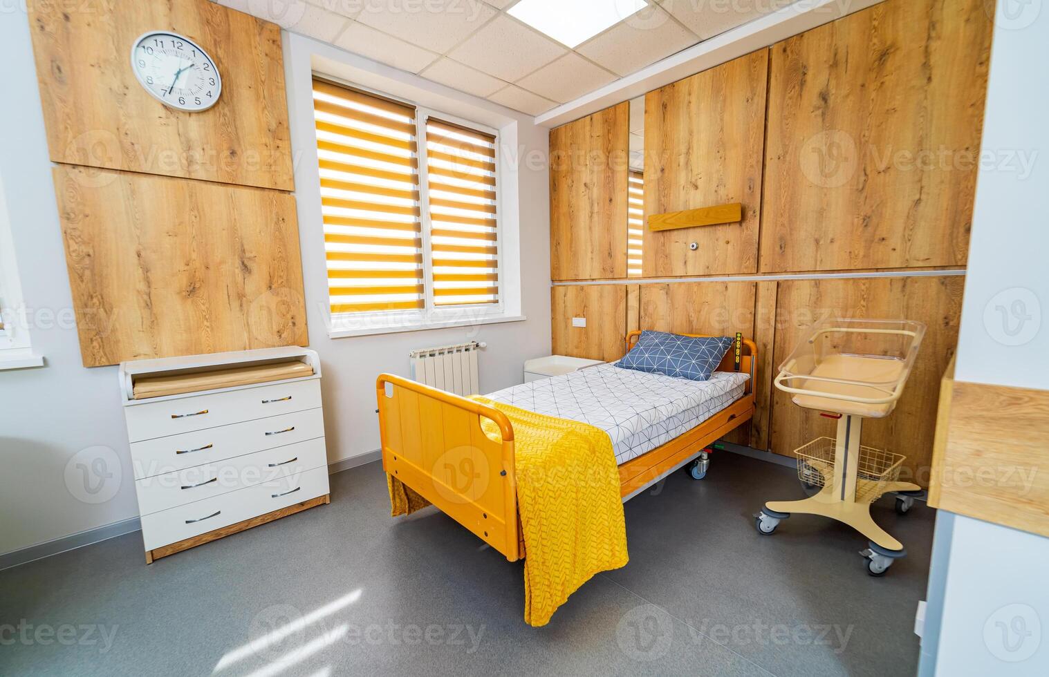 interior elegante elegante habitación en clínica. nuevo moderno interior de hospital pabellón. foto