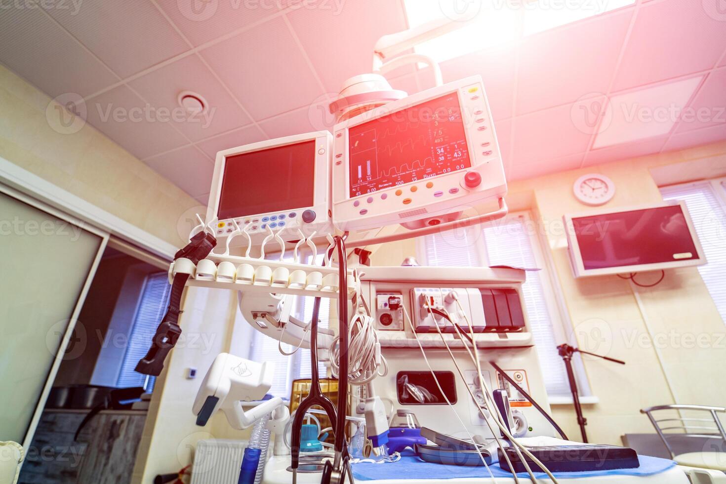 médico dispositivos, interior hospital diseño concepto. interior de operando habitación en moderno clínica, pantalla con pruebas foto