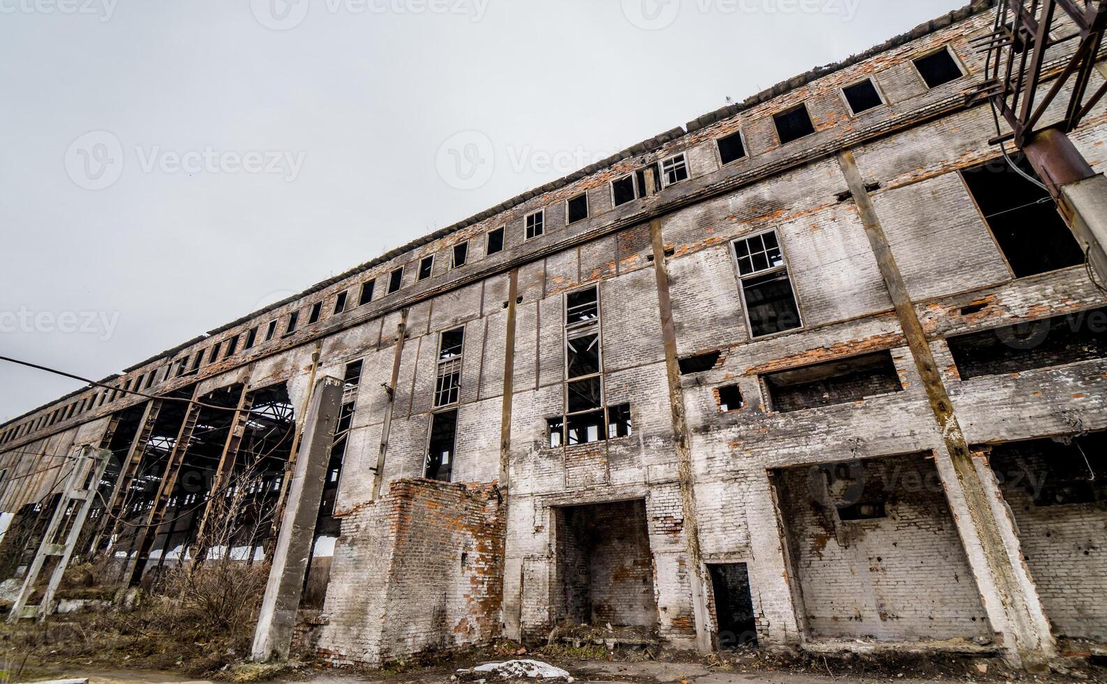 abandonado edificio. antiguo fábrica ruina y roto ventanas foto