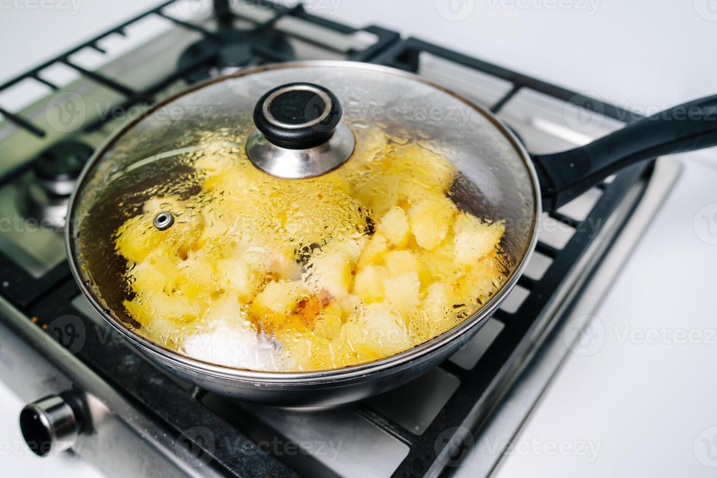 frito patatas en un cacerola. Cocinando frito papas. foto