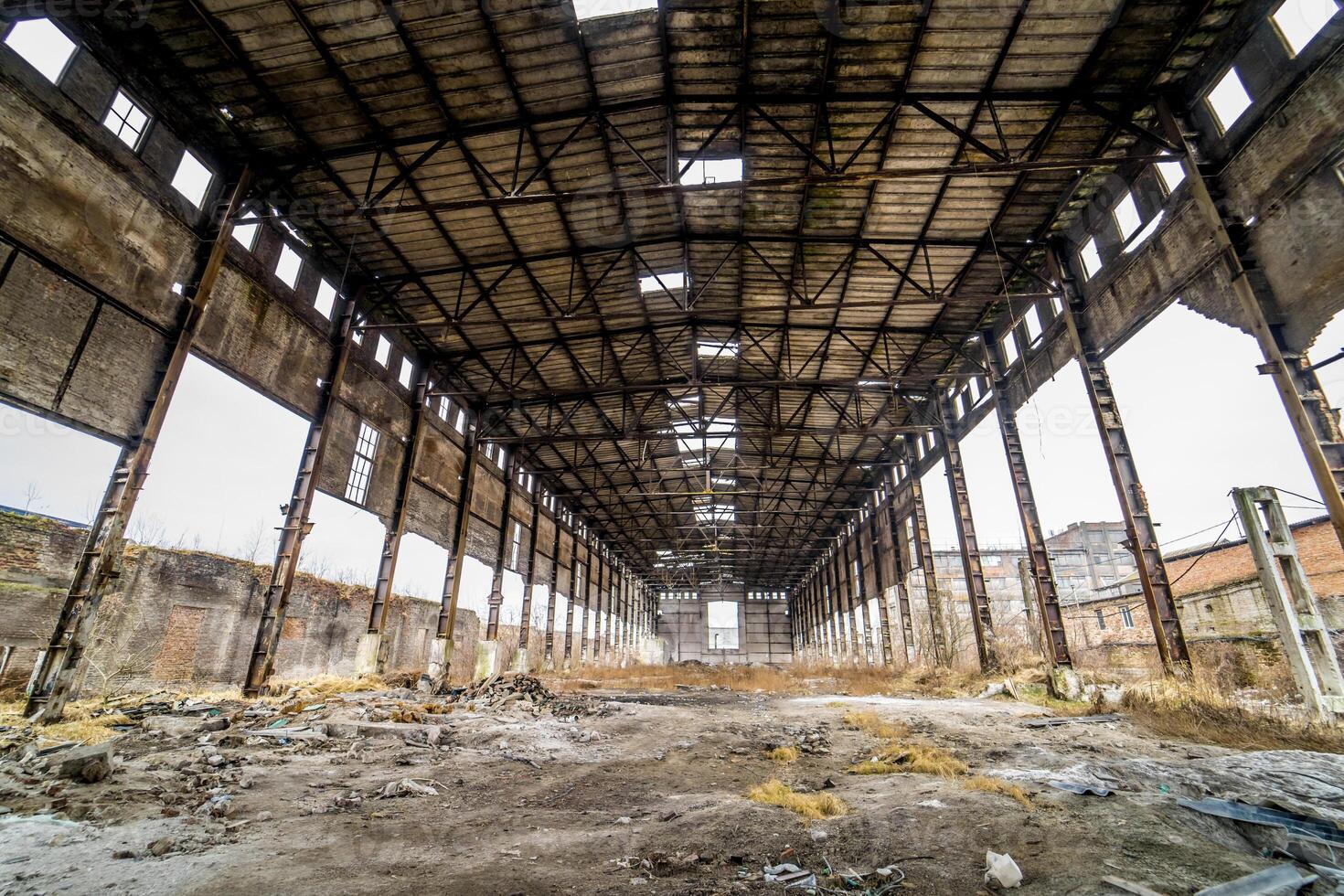 abandonado fábrica salón. hangar en el antiguo abandonado fábrica foto