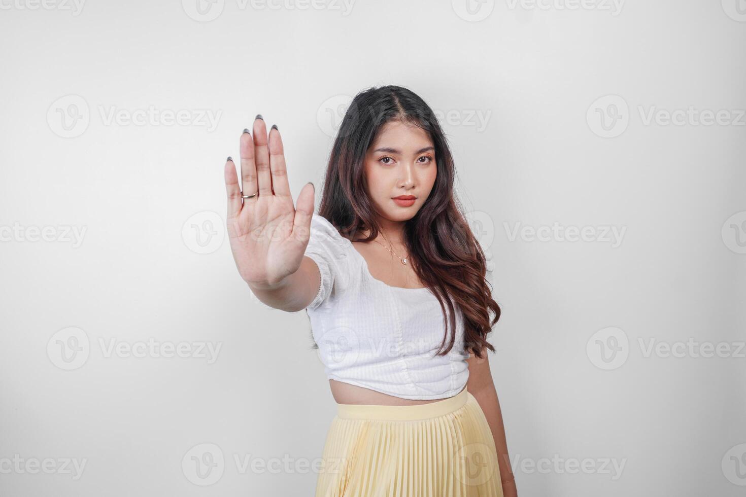 grave asiático mujer vistiendo casual vestir con mano gesto actitud rechazo o prohibición, aislado por blanco antecedentes foto