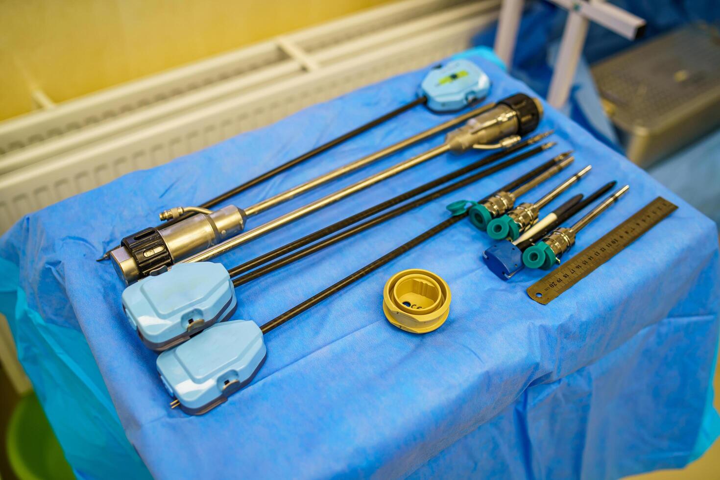 quirúrgico habitación en hospital con robótico tecnología equipo, máquina brazo cirujano en futurista operación habitación. mínimo invasor quirúrgico innovación, médico robot cirugía con 3d ver endoscopia foto