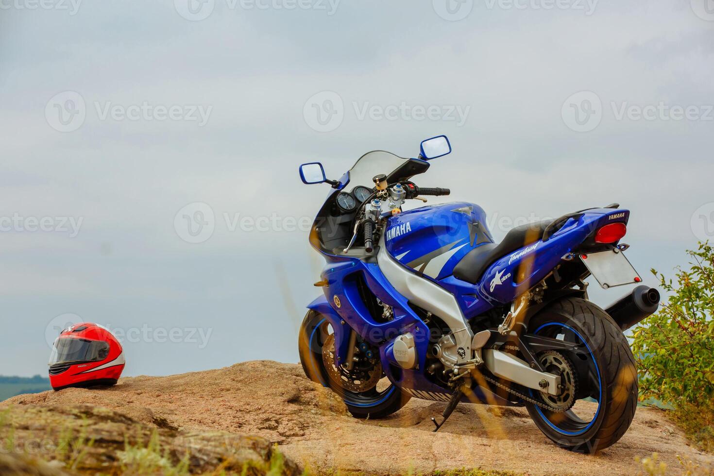 motocicleta azul yamaha en un antecedentes de naturaleza. foto