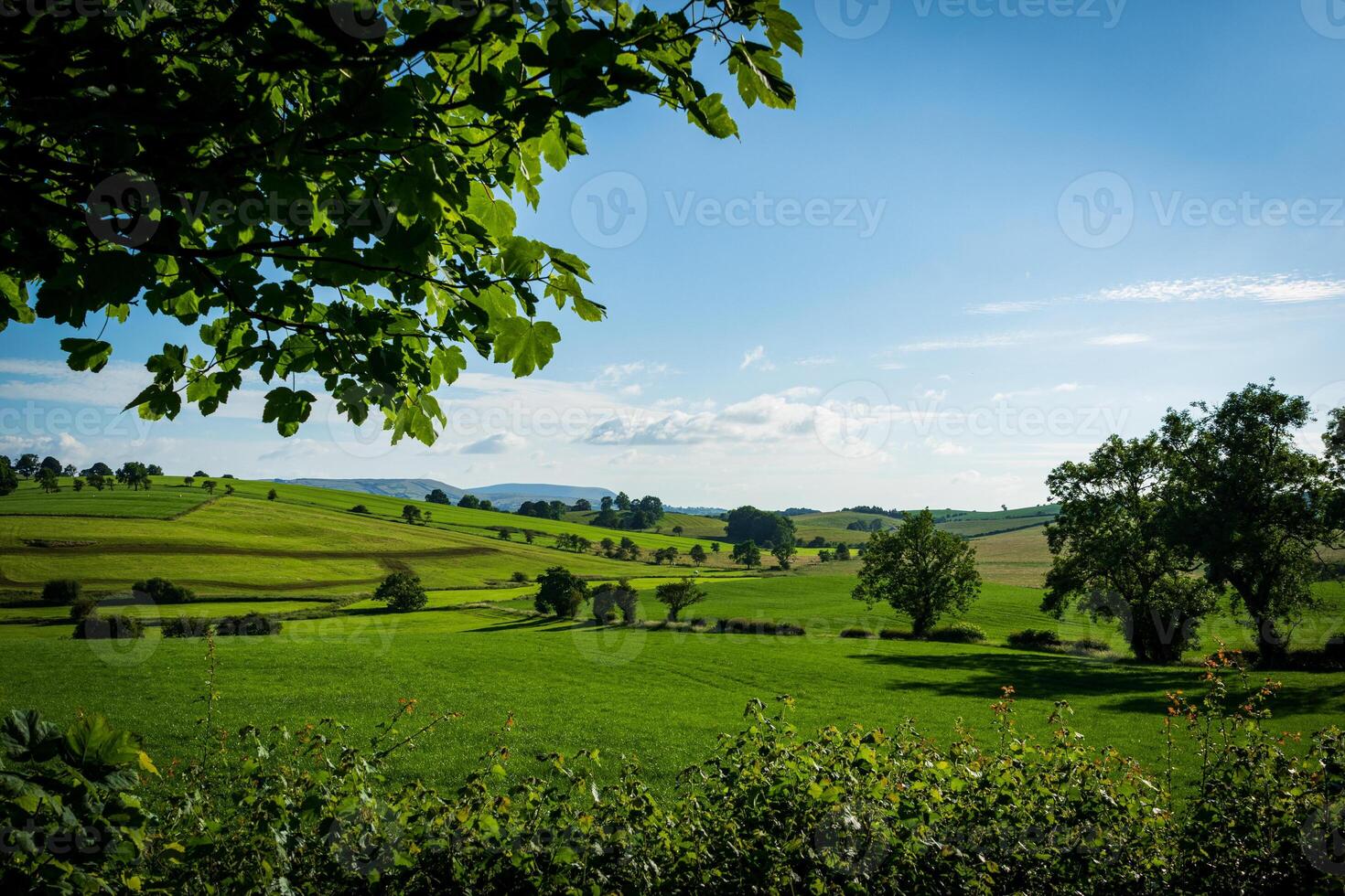 paisaje foto de el colinas y claro cielo en Yorkshire valles