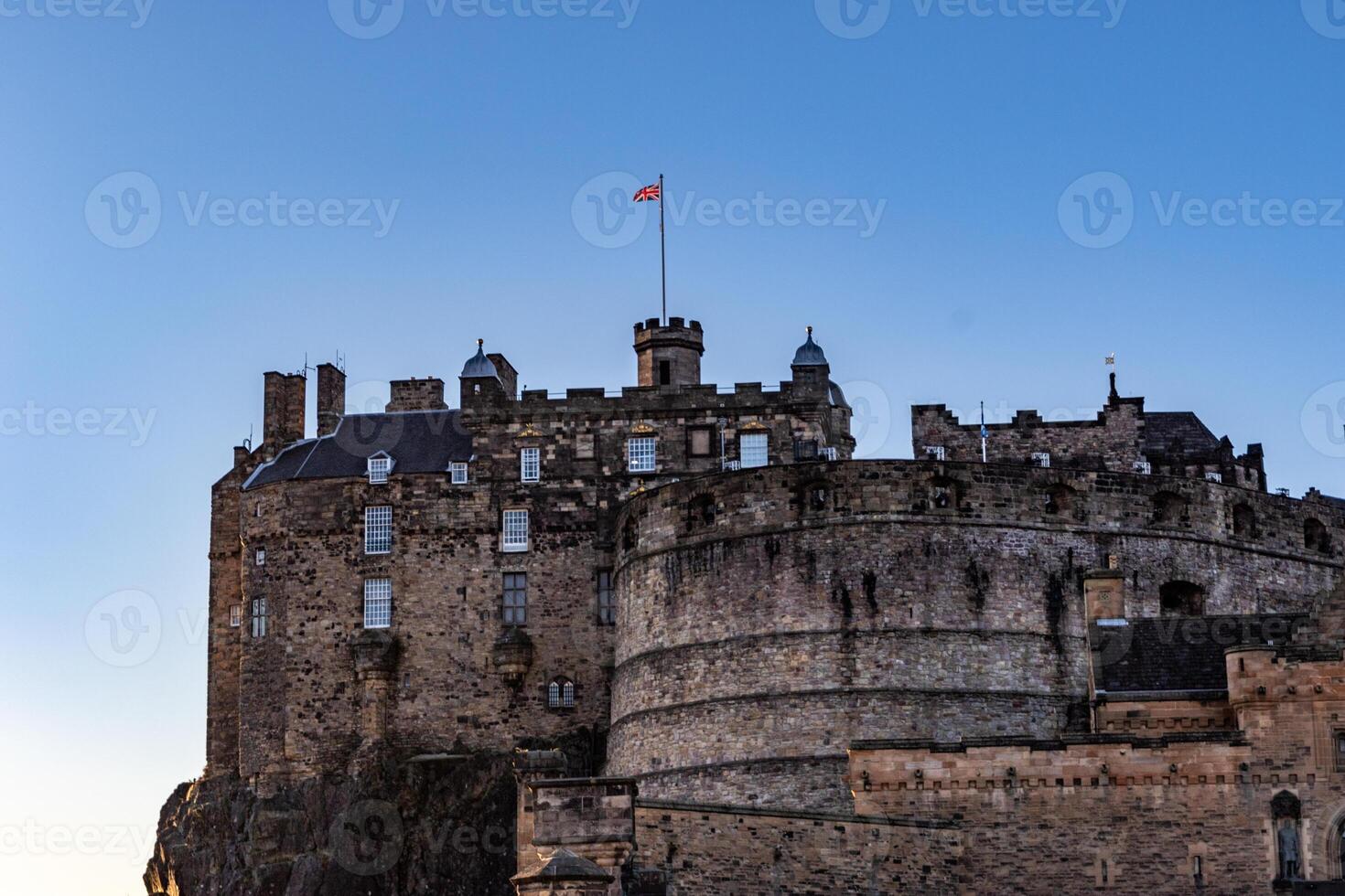 histórico castillo silueta en contra crepúsculo cielo, antiguo arquitectura, viaje antecedentes. foto