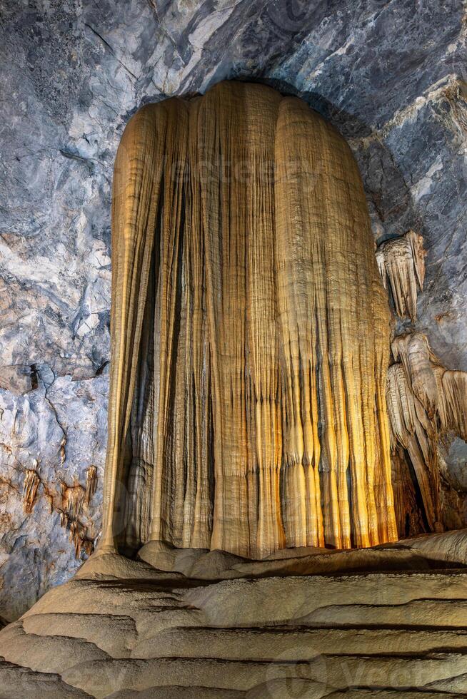 estalagmita y estalactita formación en el paraíso cueva en Vietnam foto