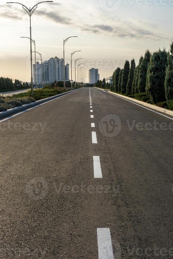 vacío calle a el abandonado alto final recurso pueblo de awaza, turcomano, turkmenistán foto