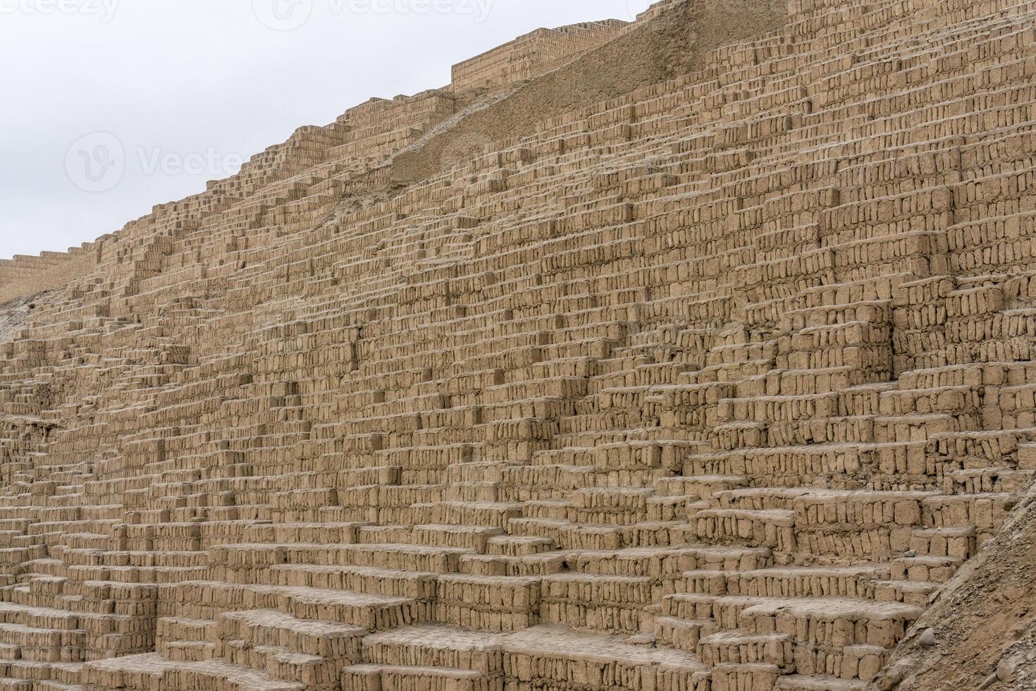 el casi 2000 año antiguo pirámide de huaca pucllana construido de mano hecho barro ladrillos en medio de el miraflores distrito en lima, Perú foto