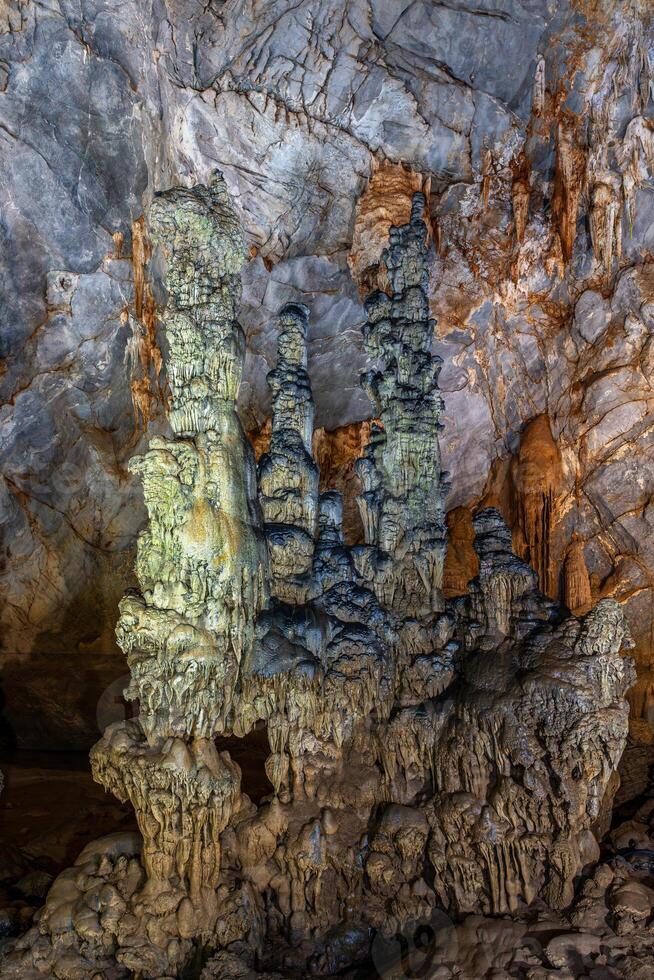 estalagmita y estalactita formación en el paraíso cueva en Vietnam foto