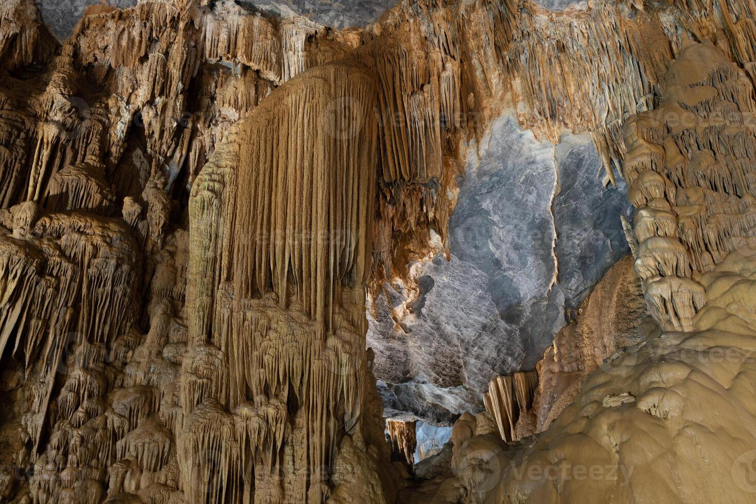 estalagmita y estalactita formación en el paraíso cueva en Vietnam foto