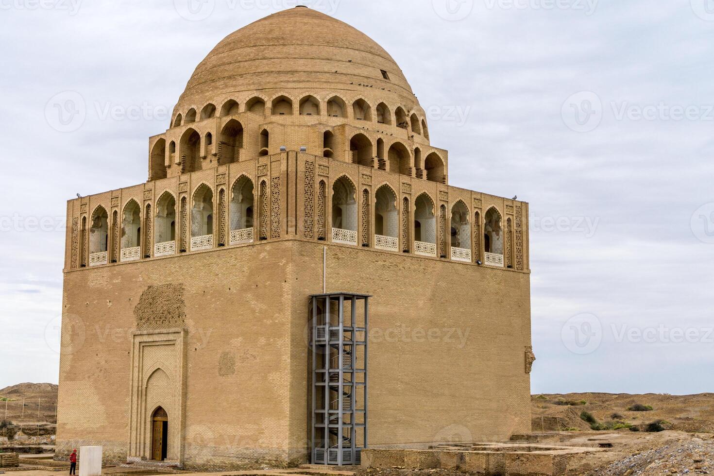 mausoleo de soltán sanjar en antiguo merv, María, Turkmenistán en un nublado antecedentes. foto