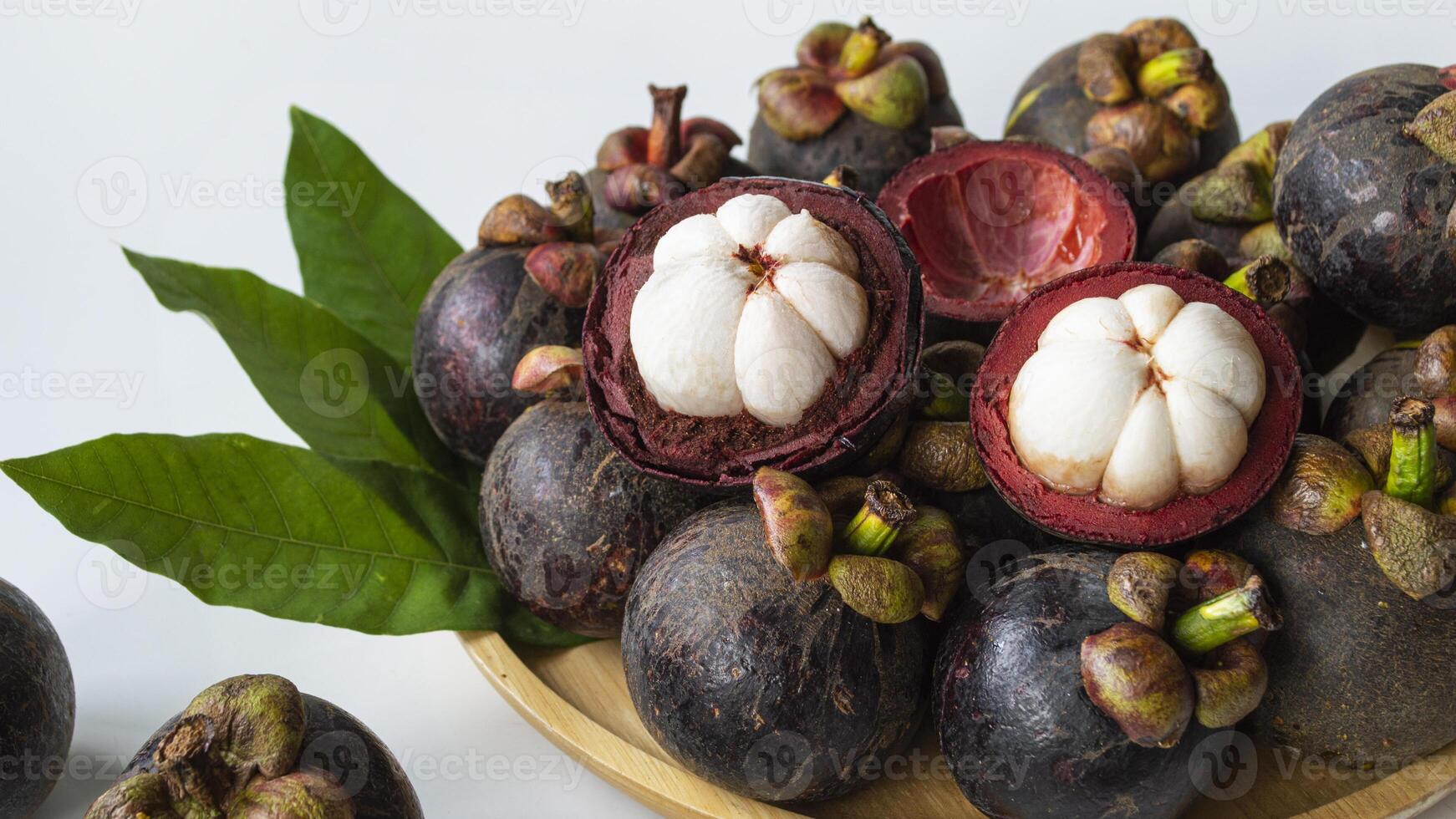 a bowl of mangosteen fruit with a white center photo