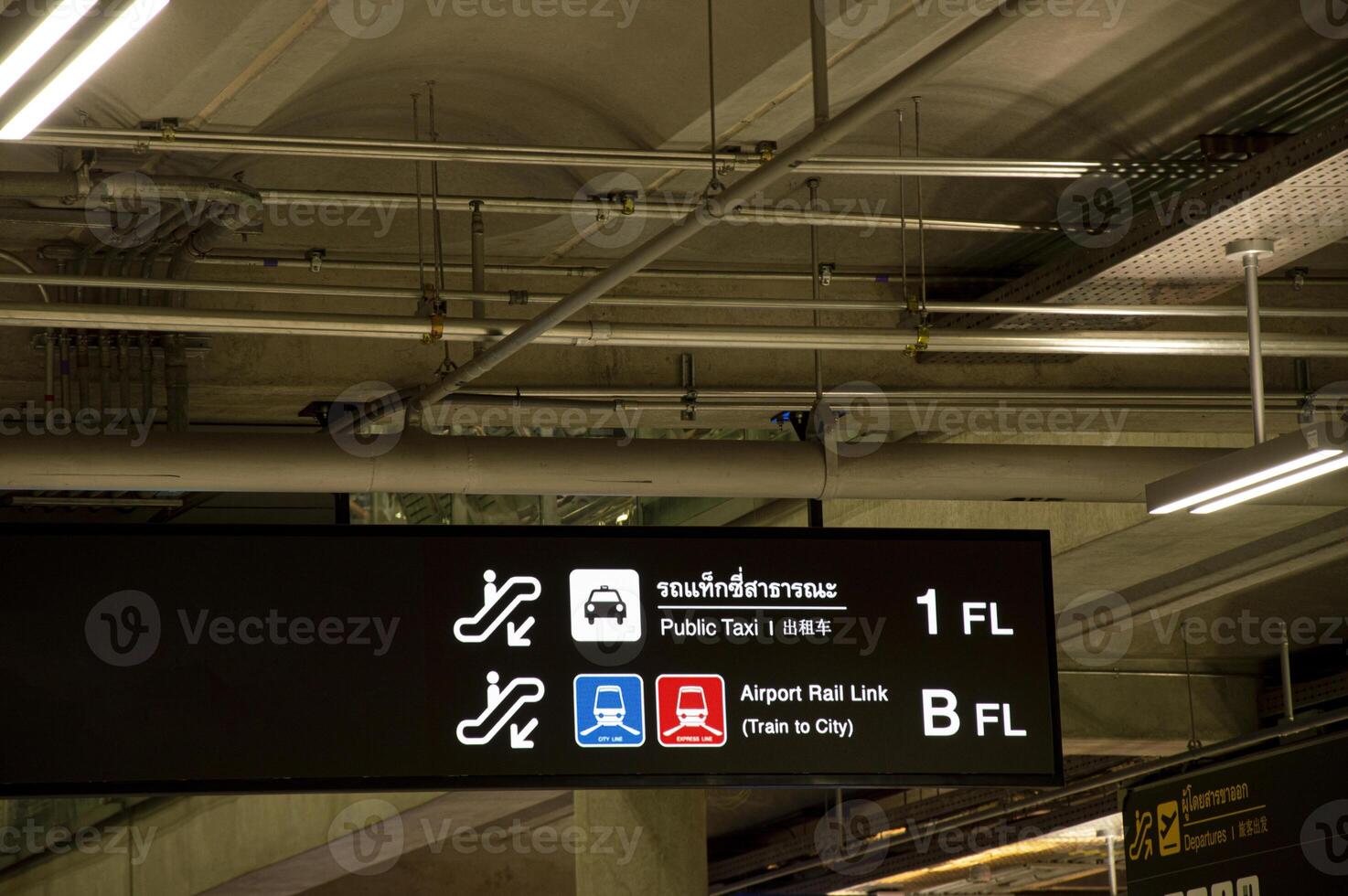 navegación señales ese lata ser visto a lo largo público lugares tal como aeropuerto, tren estación foto