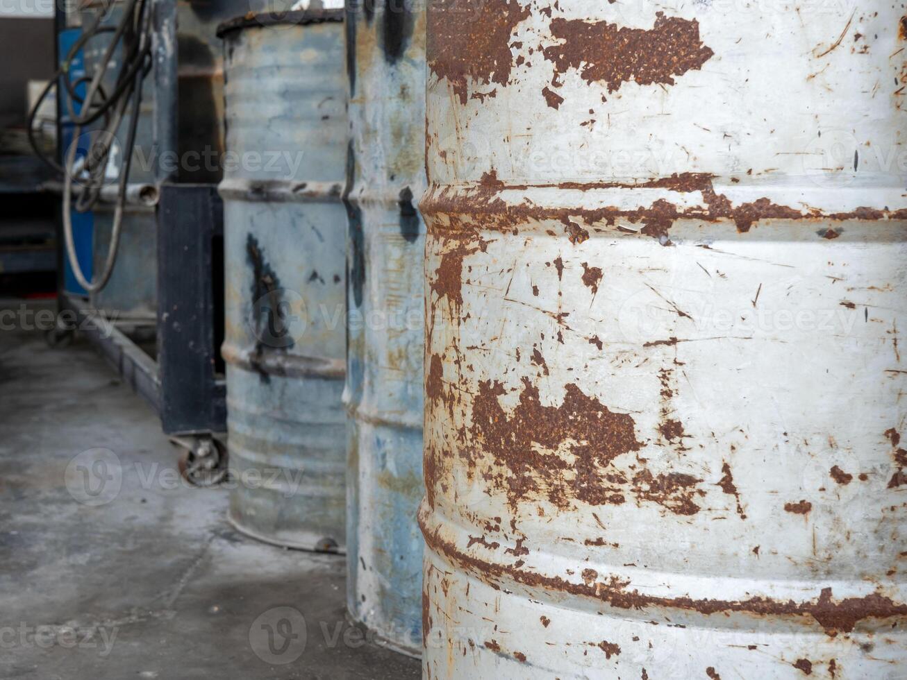 antiguo petróleo tanques hecho desde oxidado metal son arreglado en filas desde el orden en cuales ellos fueron usado en un industrial planta. foto