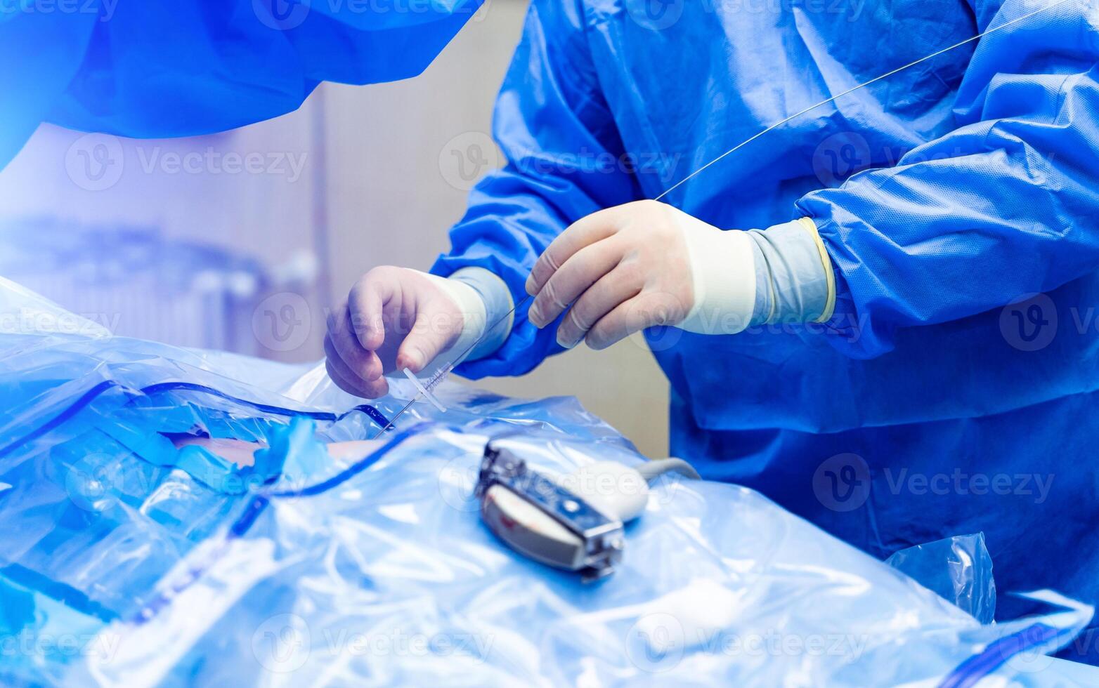 espinal cirugía. grupo de cirujanos en operando habitación con cirugía equipo. laminectomía. moderno médico antecedentes foto