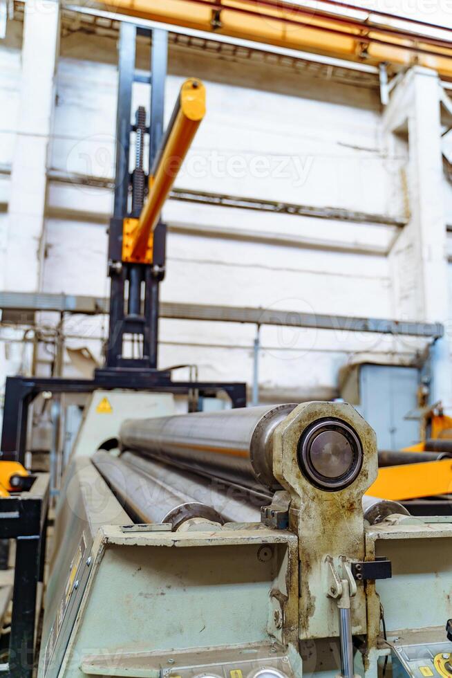 industrial antecedentes desde metal partes producido en metal industria. equipo para corte metal dentro el planta. foto