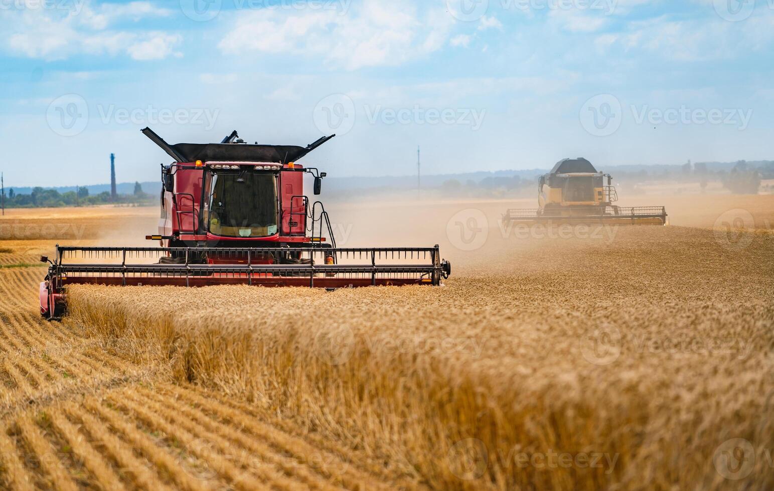 combinar segador trabajando en el trigo campo. el agrícola sector foto