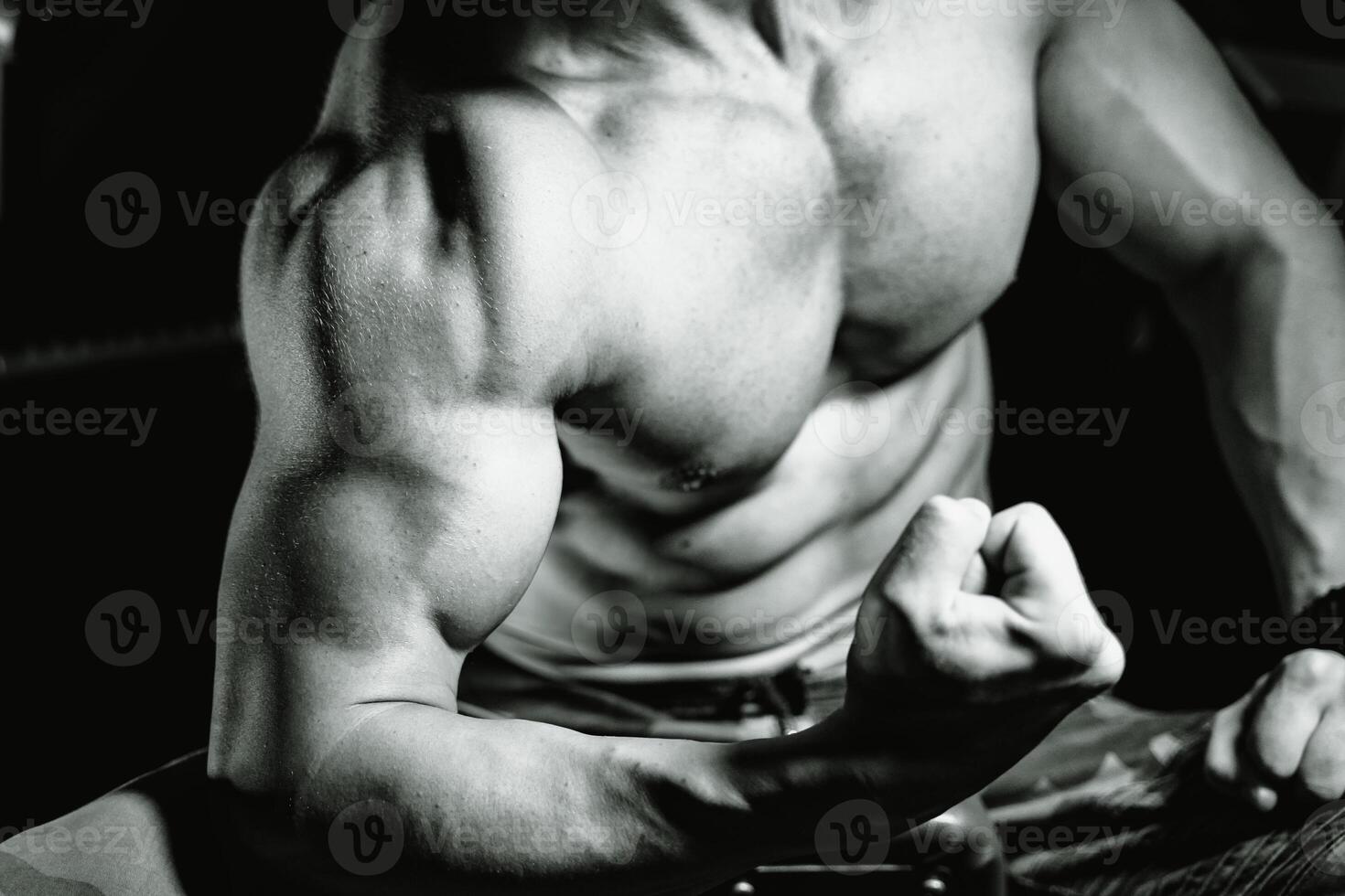 de cerca de un poder aptitud del hombre mano. fuerte y hermoso joven carrocero demostrar su músculos y bíceps foto