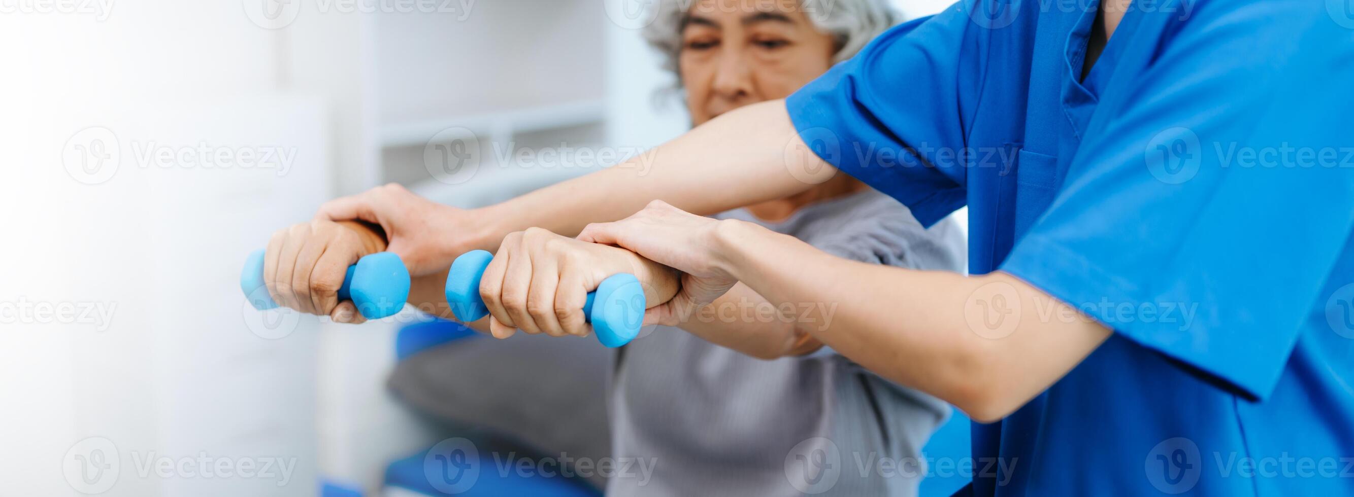 hembra médico y paciente sufrimiento desde espalda dolor durante médico examen. foto