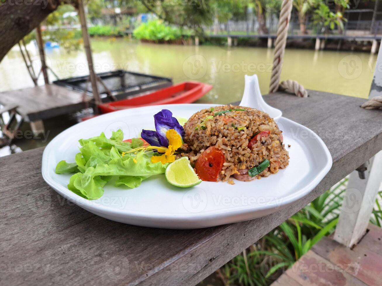 foto de frito arroz en un orilla restaurante