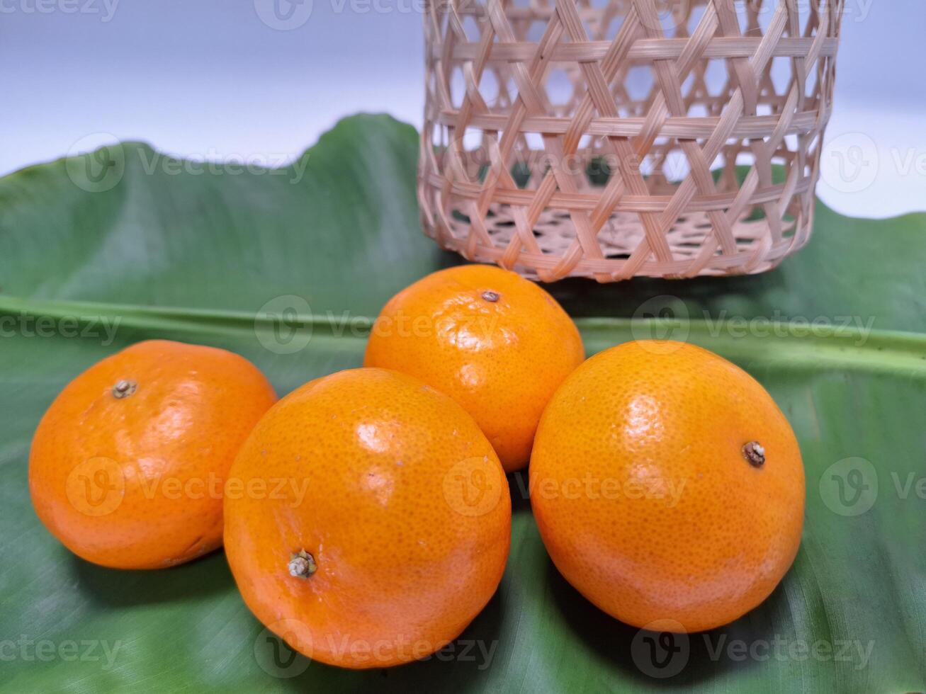 imagen de naranjas metido en un pila en plátano hojas. foto