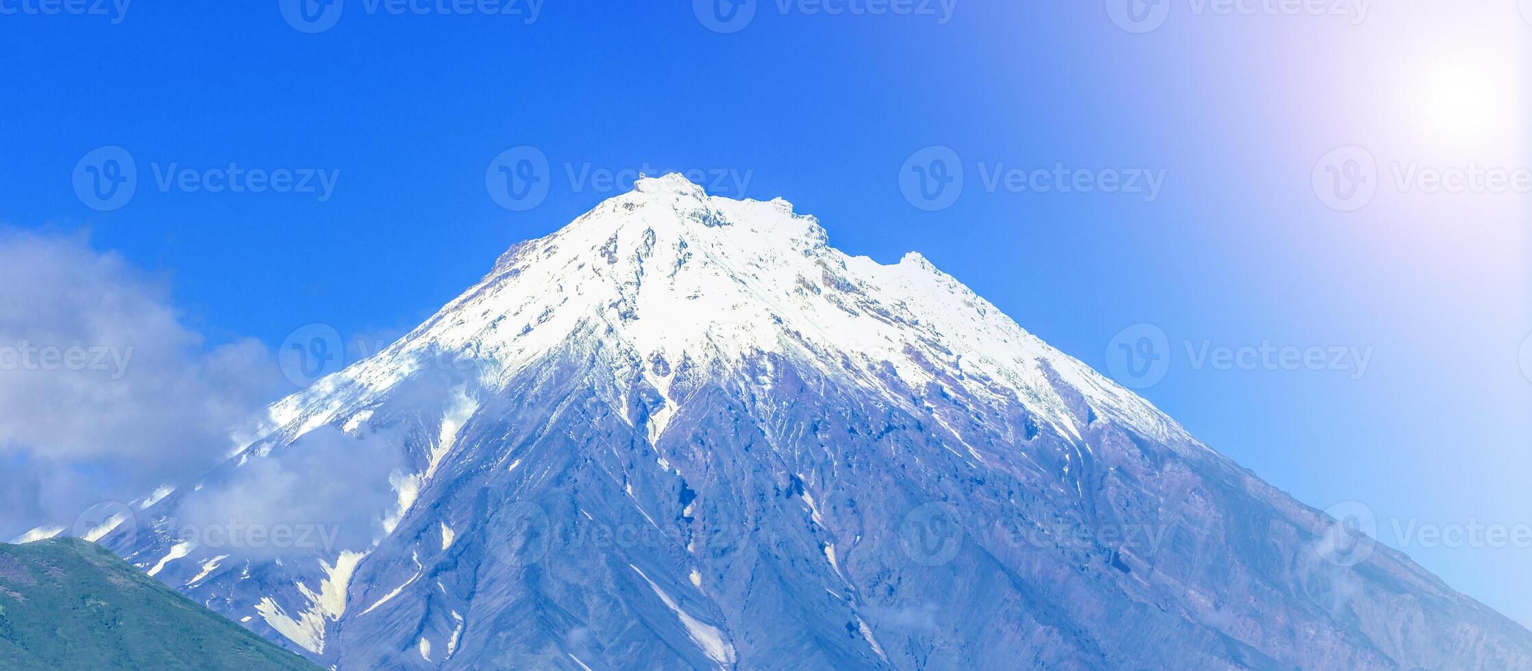 koryaksky volcán en Kamchatka en el otoño con un nieve cubierto parte superior foto