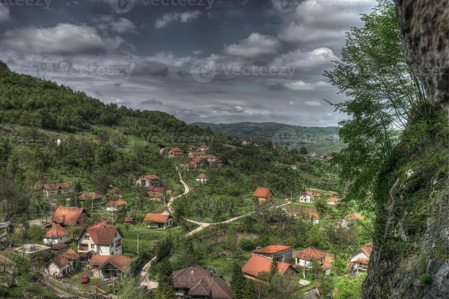 panorámico ver de un pequeño pueblo de potpece en serbia foto