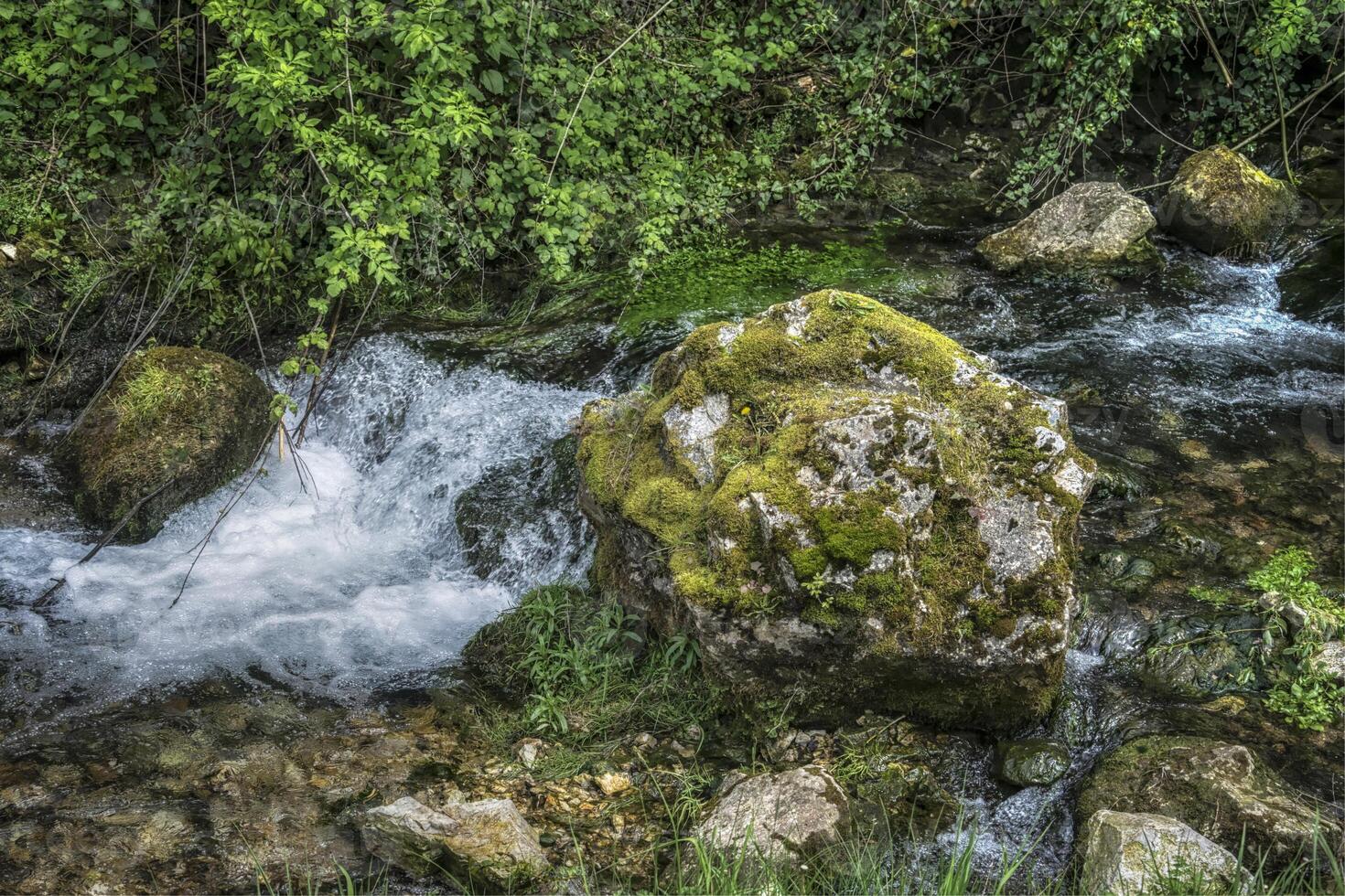 un pequeño cascada cerca el pueblo de potpece en serbia foto