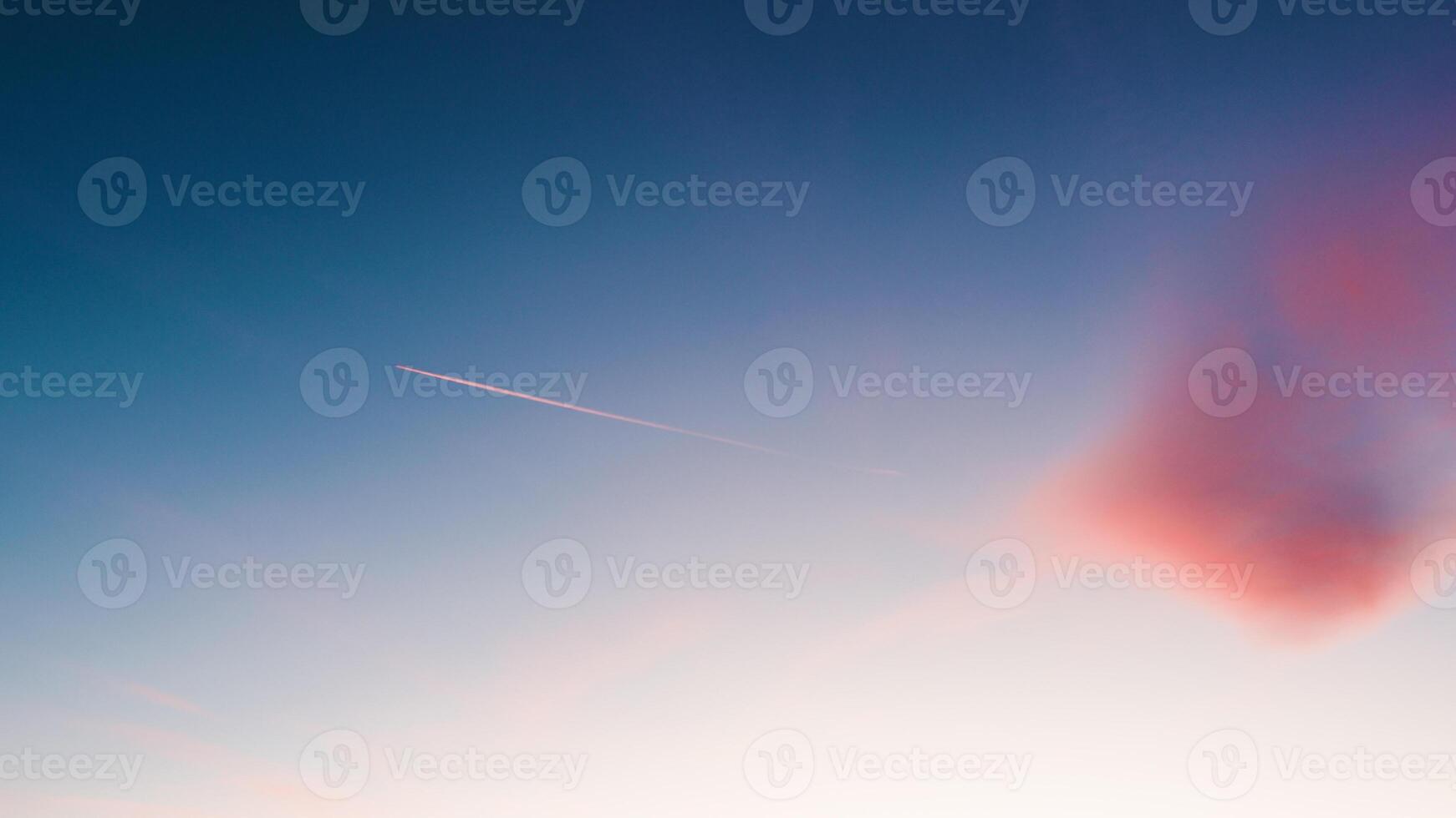 avión sendero en el azul cielo foto