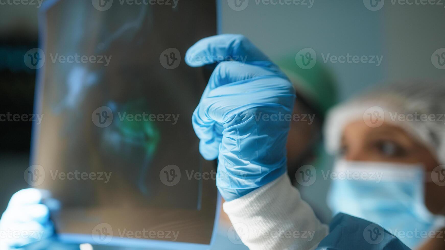 médico equipo examinar radiografía en cirugía habitación foto