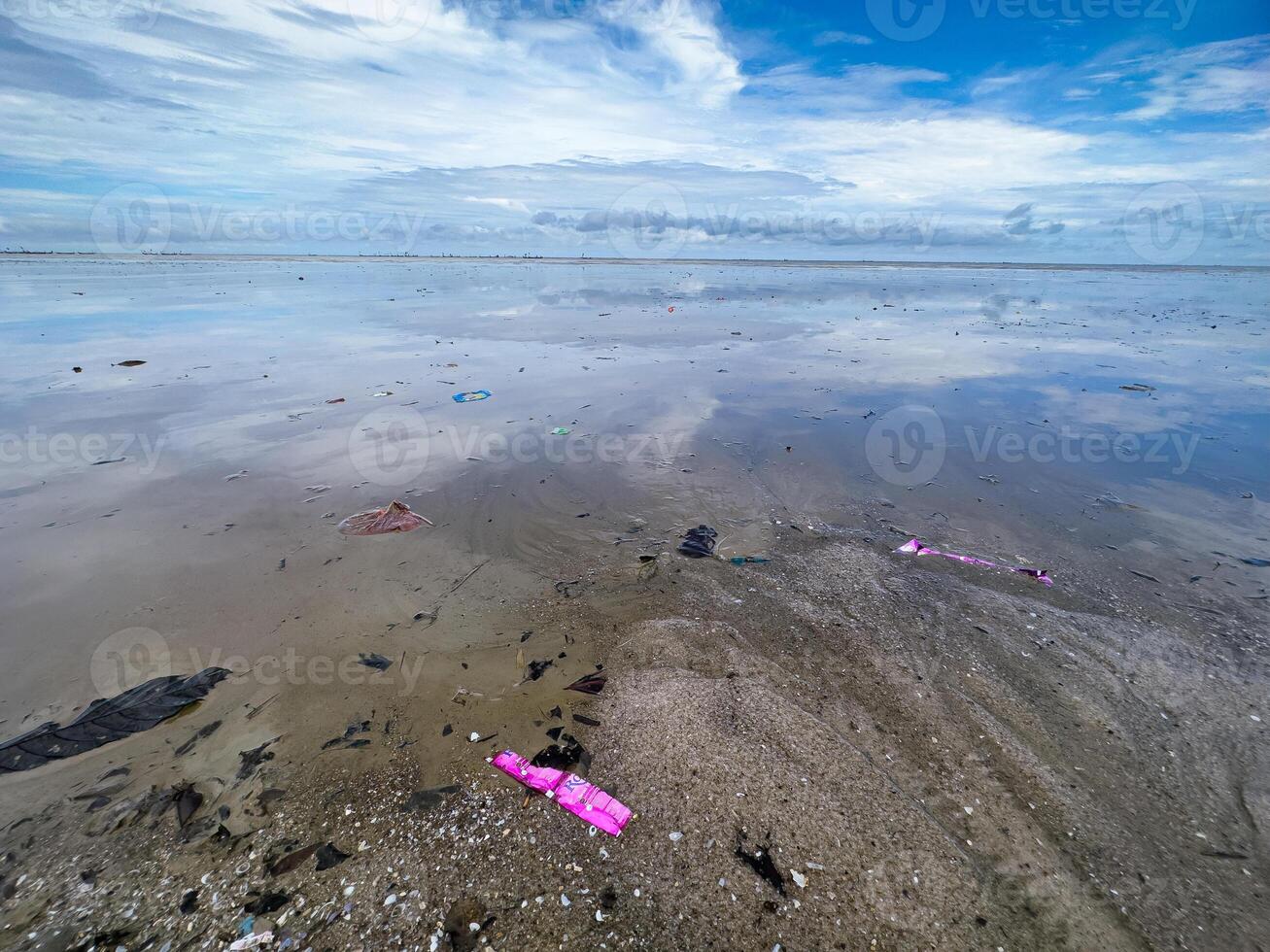 el ver de el mar es hermoso, pero Desafortunadamente allí es un lote de basura alrededor el playa foto