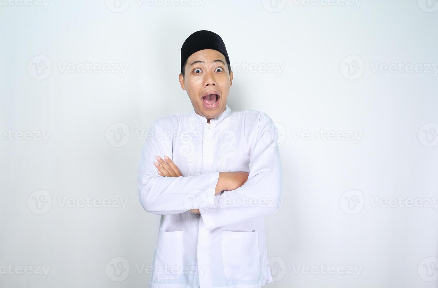gracioso musulmán hombre asiático cruzar mano y espectáculo sorprendido cara expresión aislado en blanco antecedentes foto