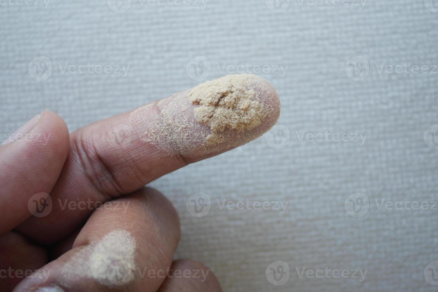 polvo y suciedad en un dedo foto