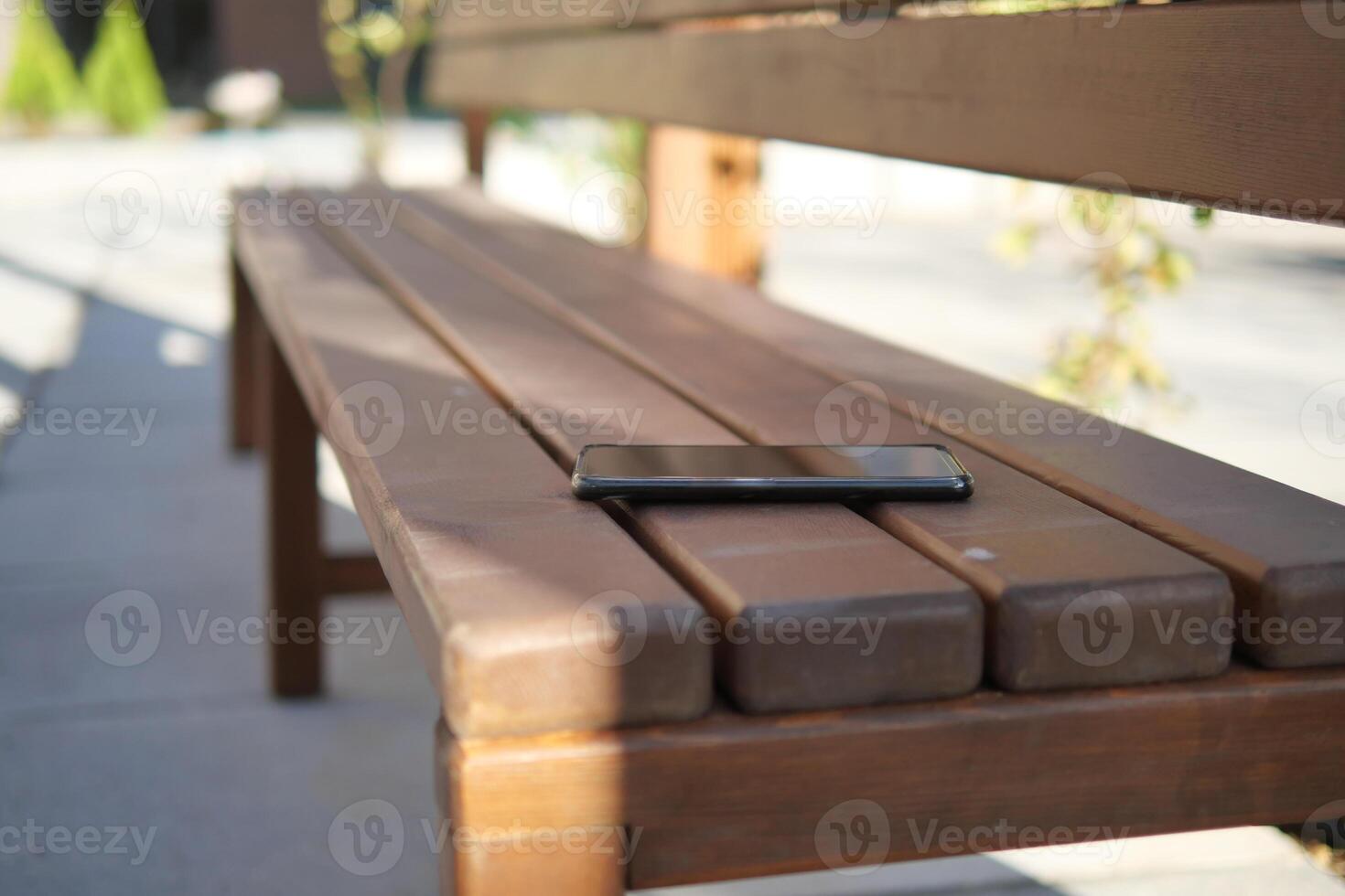 forget smartphone on a park bench, lost smart phone photo