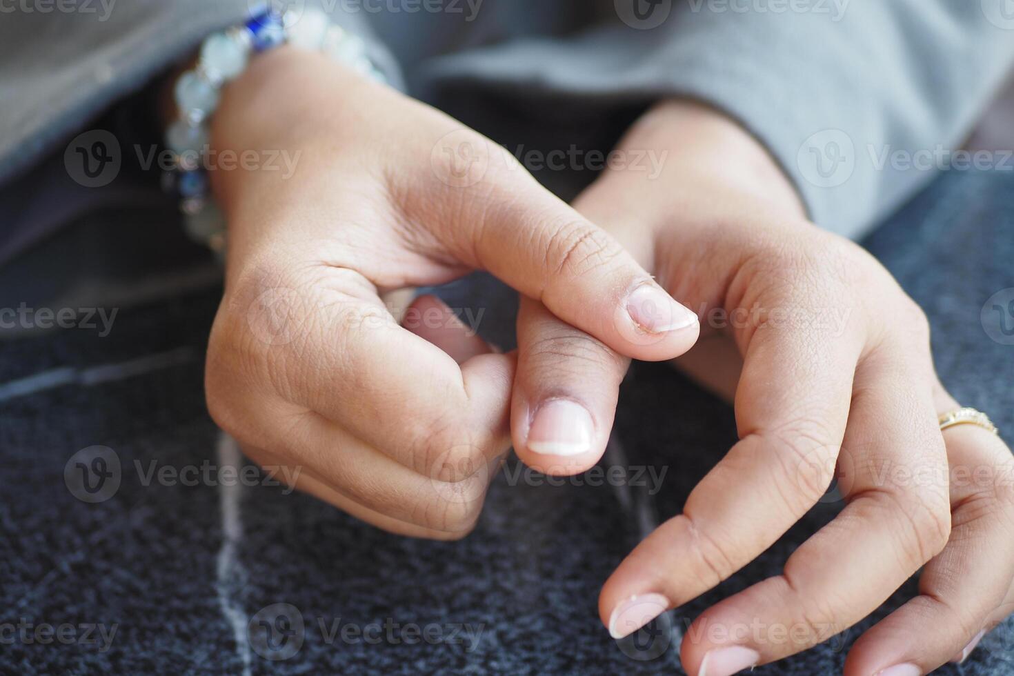 joven mujer manos sufrimiento pulgar dedo dolor foto