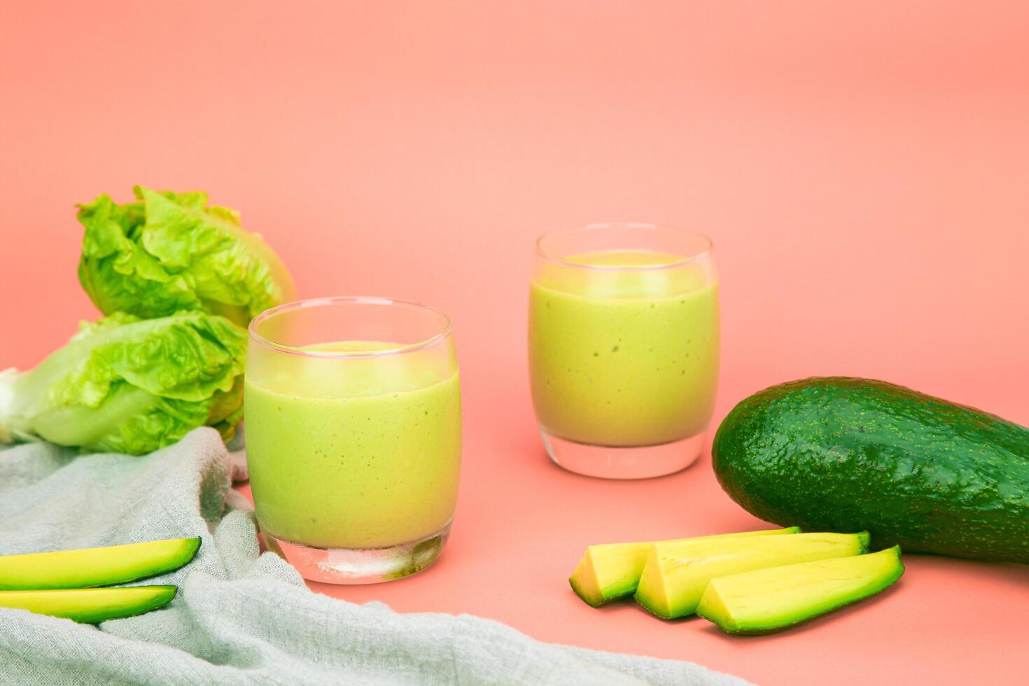 aguacate y verde cos ensalada mezclado en un vaso sano Bebiendo agua. horizontal foto