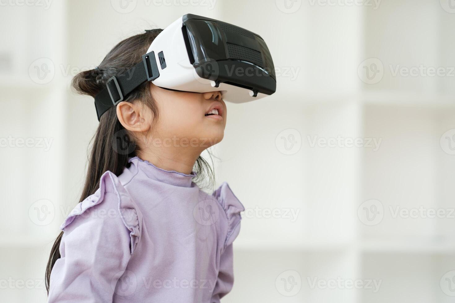 niño Encantado por virtual realidad experiencia foto