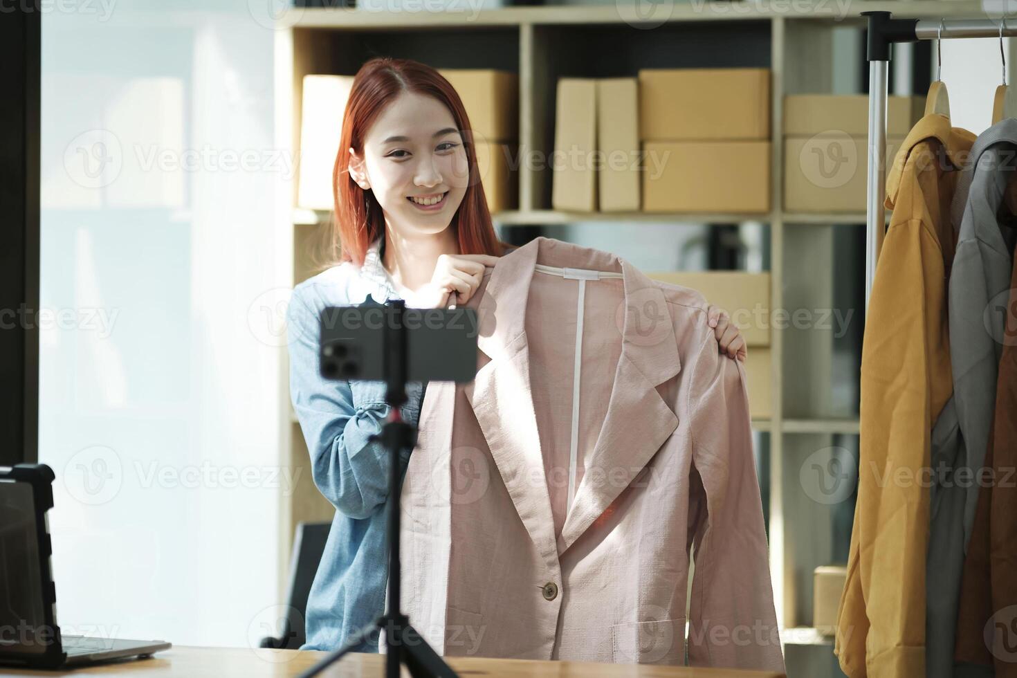 empresario exhibiendo ropa para en línea Tienda foto