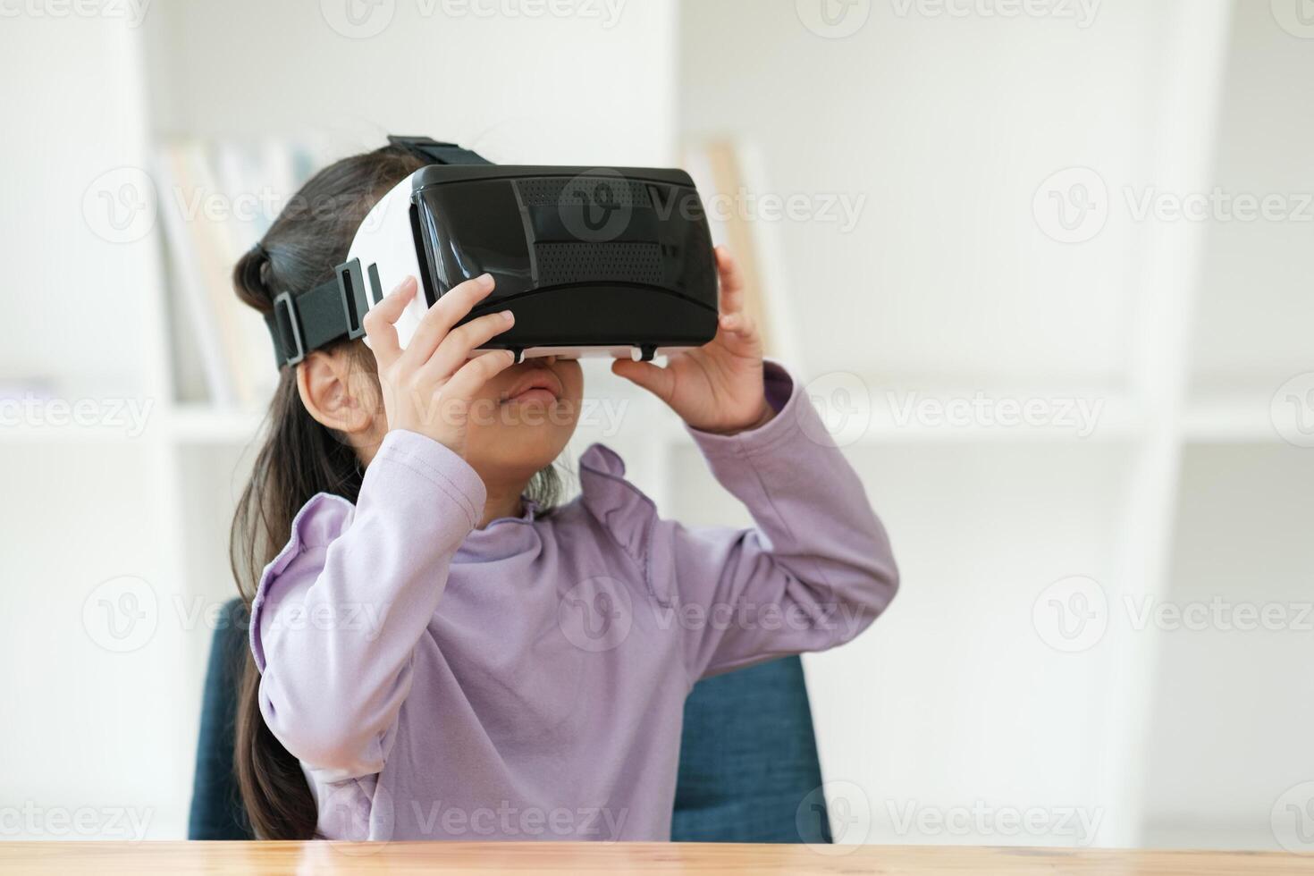 niño Encantado por virtual realidad experiencia foto