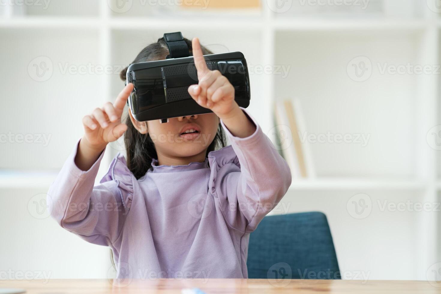 niño Encantado por virtual realidad experiencia foto