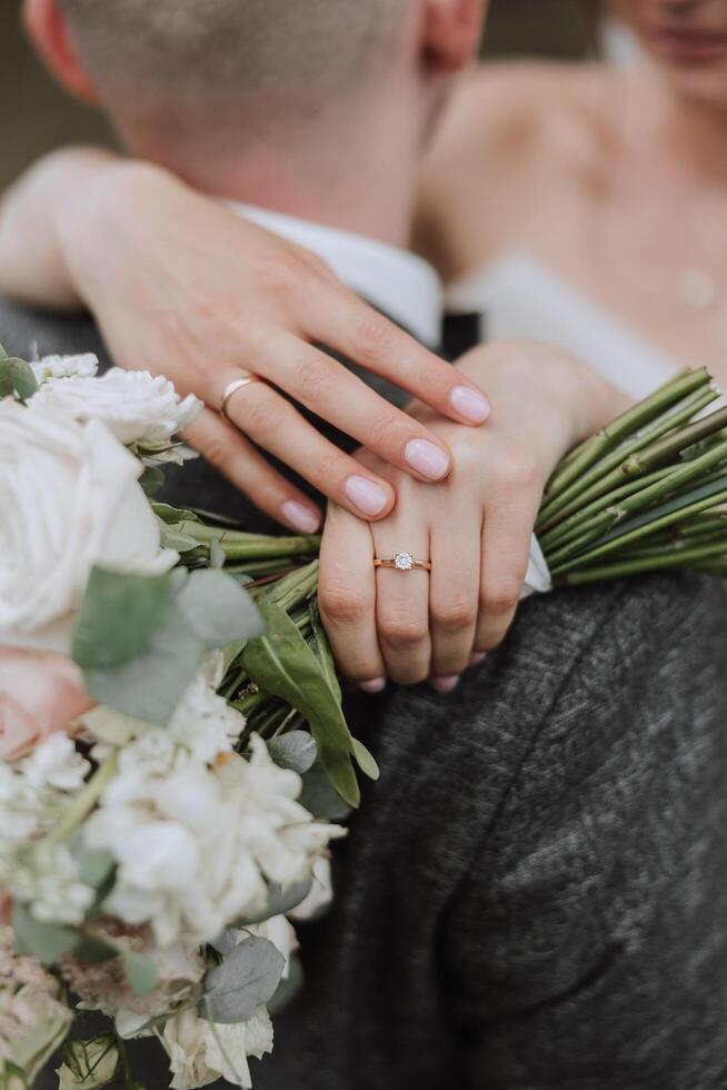 el novia y novio abarcar. el novia suavemente abrazos el novio por el espalda. hermosa Boda Pareja. el concepto de romance en un recién casados relación. Luna de miel. foto