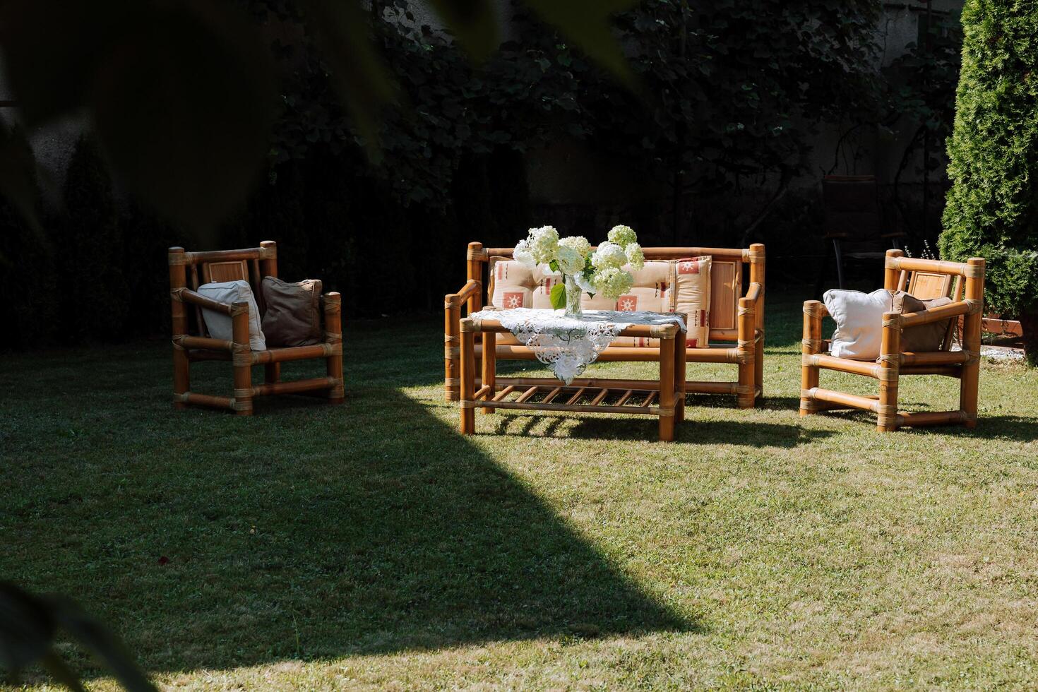 elegante jardín mueble en el terraza de un país casa. de madera mimbre jardín mueble. belleza y paz cerca el casa. foto