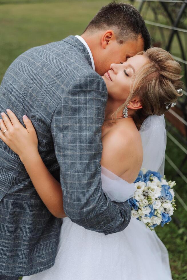 el novia y novio abarcar. el novia suavemente abrazos el novio por el espalda. hermosa Boda Pareja. el concepto de romance en un recién casados relación. Luna de miel. foto