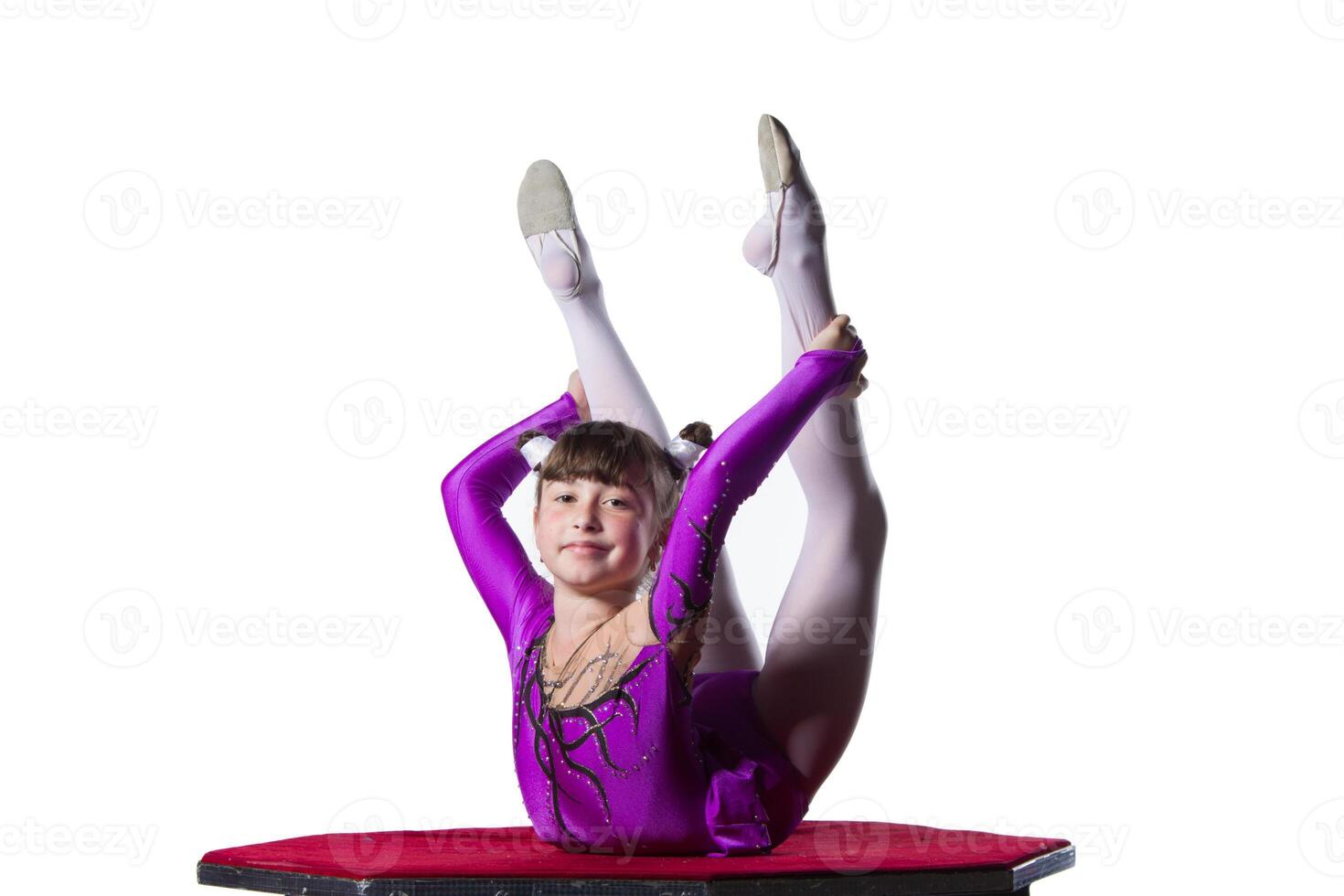 un niña con un flexible cuerpo. realiza un circo artista. circo gimnasta. equilibrio acto. el niño realiza un acrobático truco en un blanco antecedentes foto