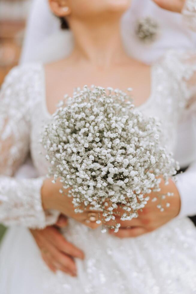 el novia es participación un Boda ramo de flores de Gypsophila flores, de cerca foto. Boda detalles. alto calidad foto
