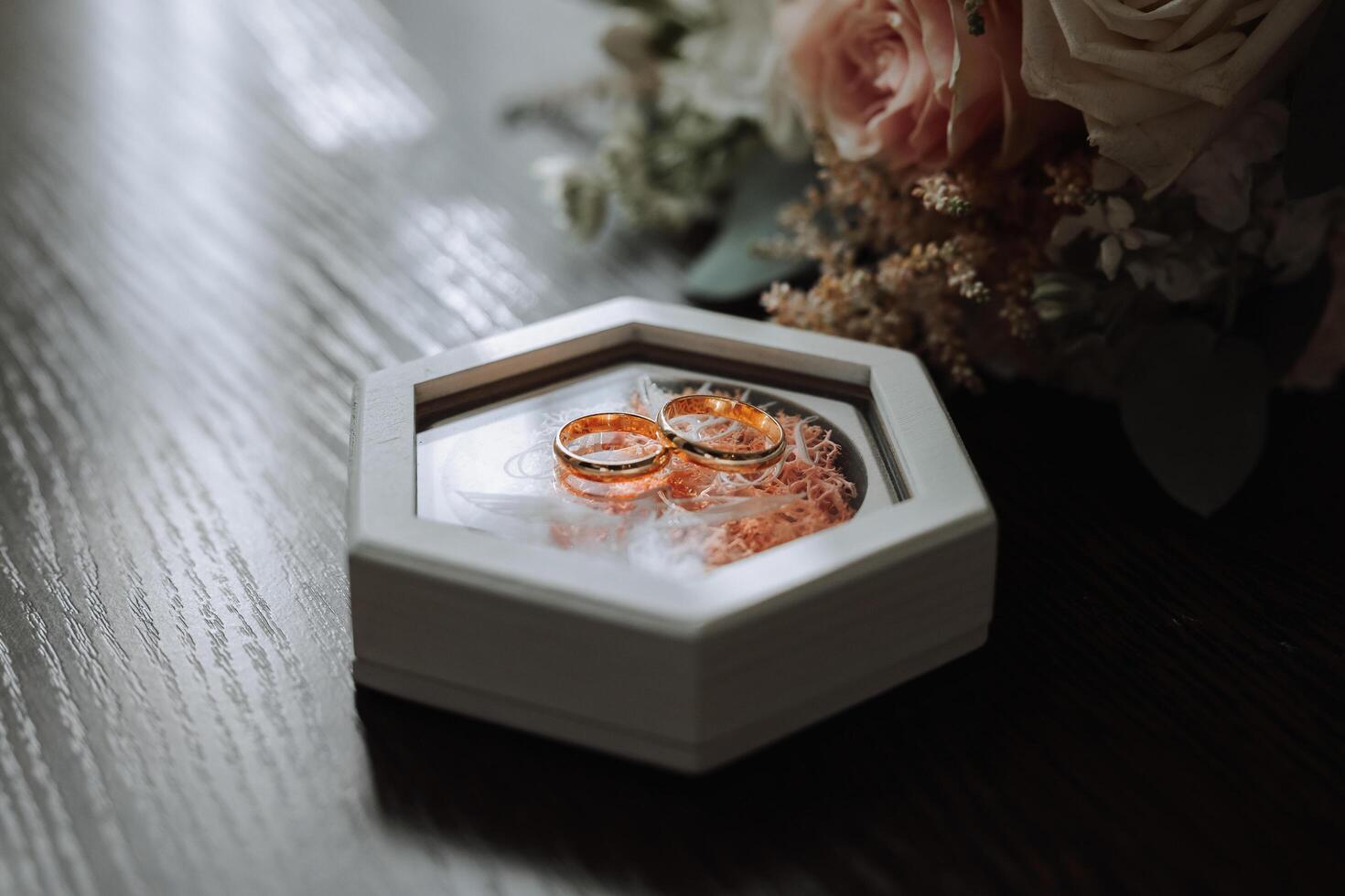 dos oro Boda anillos para novias como un símbolo de eternidad. todo es Listo para el Boda ceremonia. un oferta de un mano y un corazón foto