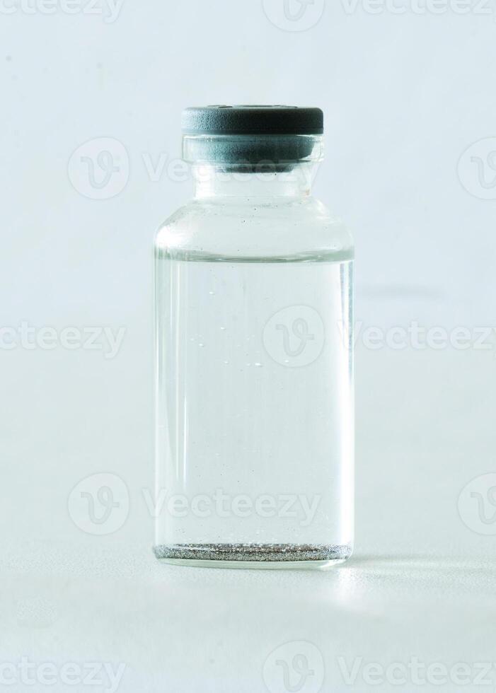 minúsculo transparente vacuna frasco aislado foto