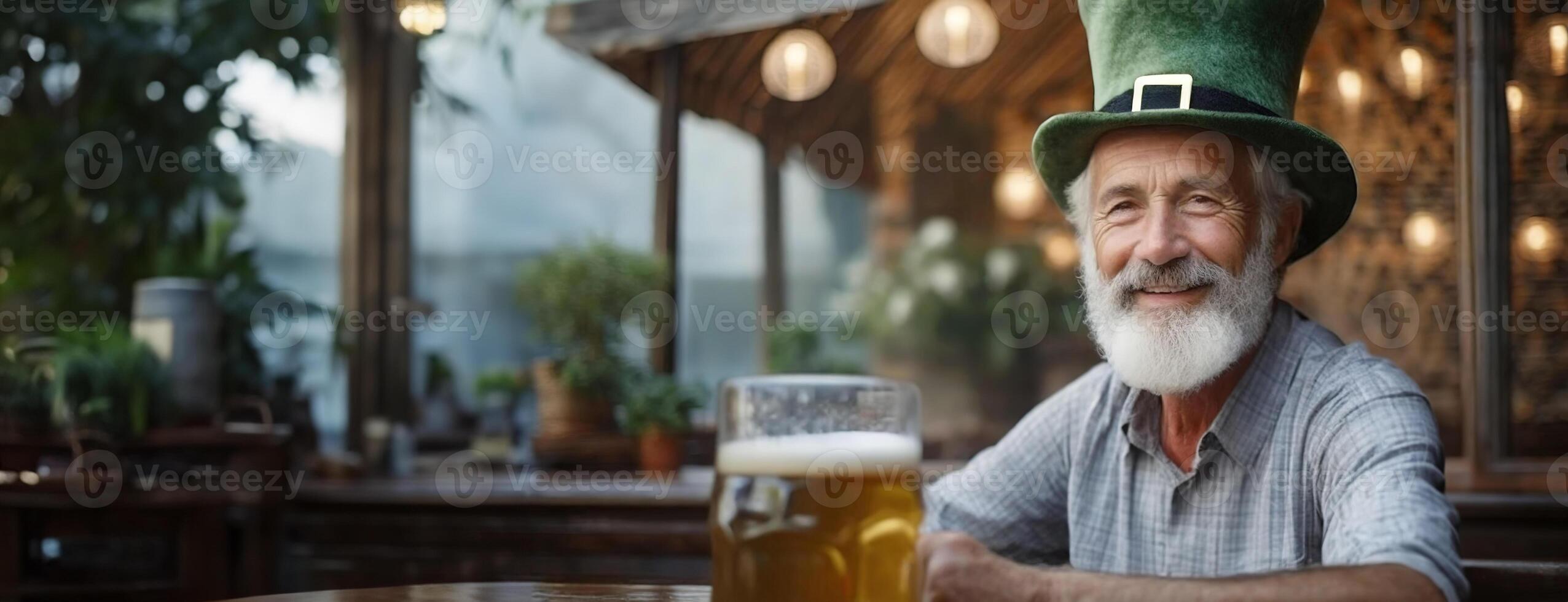 ai generado mayor hombre disfrutando un medio litro de cerveza en un acogedor taberna. mayor hombre celebra S t. patrick's día, participación un espumoso cerveza. en alto espíritu, el Caballero Deportes un tradicional verde sombrero. foto