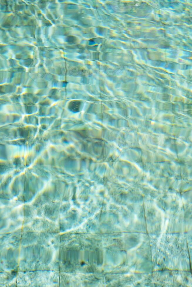 Brillo Solar mediante el ondas de agua en nadando piscina. foto